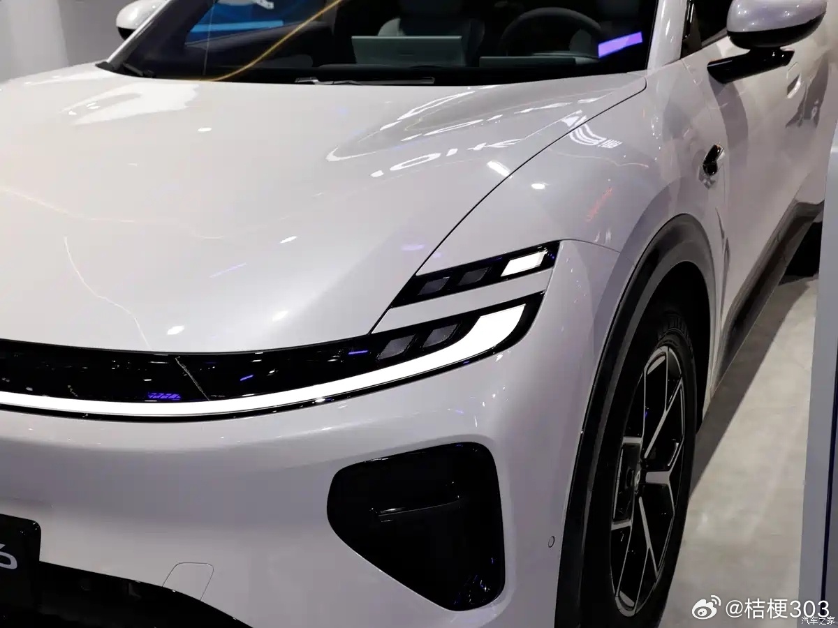 参数好看不算数，长安启源Q06先把天枢领航Ultra扔进川西磨了2000km：重庆盘龙立交五层二十匝道、折多山4298m高原拥堵爬坡、新都桥—丹巴盘山发卡弯、村寨人车混行、隧道群断GPS，全跑通。无高精地图靠256线激光雷达+端到端SDA大模型，入弯前预判曲率减速，拥堵跟车不点头不加塞，信号断点不降级。不是 ​
