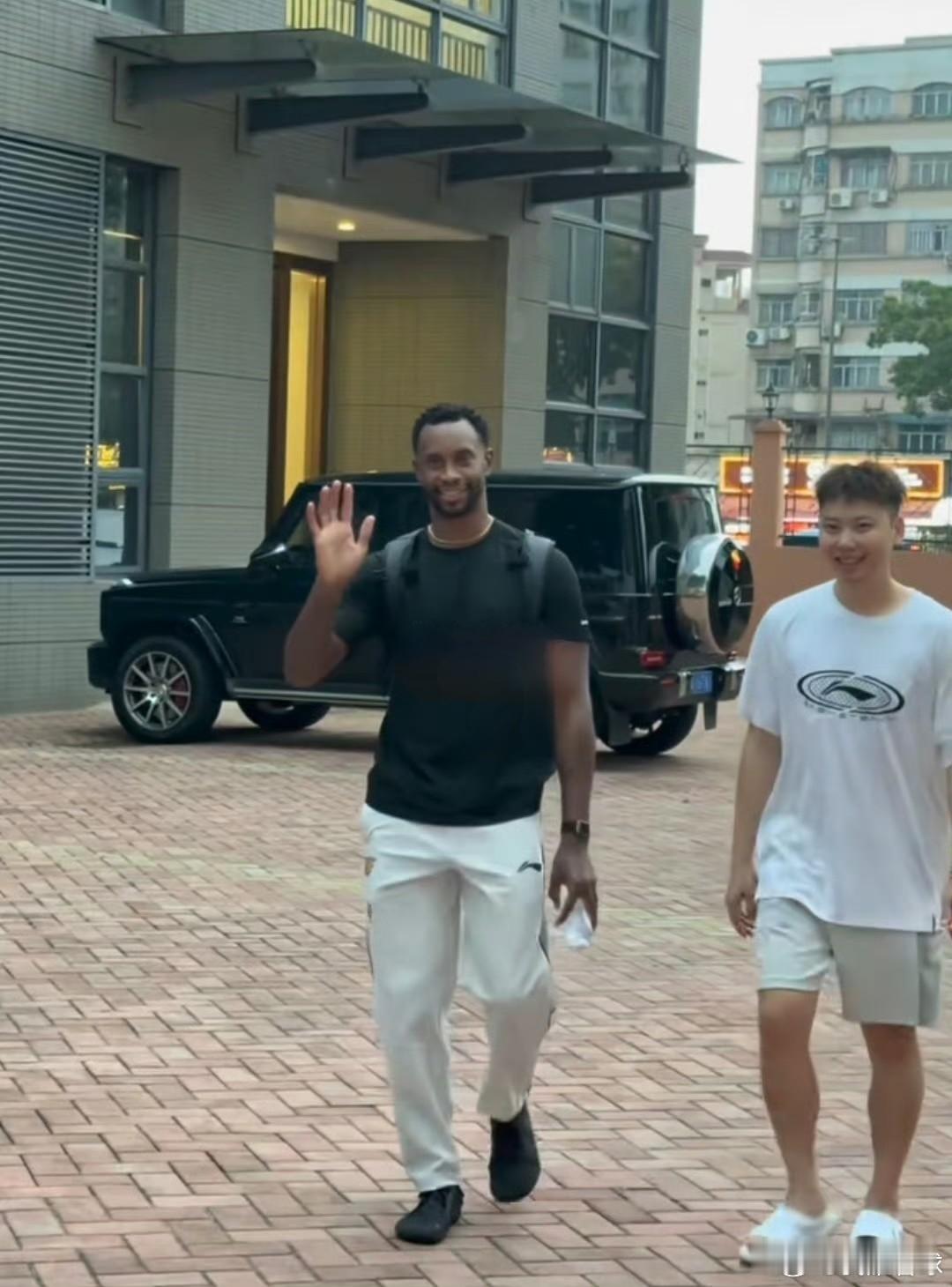 球迷拍到画面，凯尔·弗格已经现身广东宏远训练基地。训练结束走出球馆时，这位36岁冠军外援看到在外等候的宏远球迷，主动挥手致意、亲切打招呼，氛围十分融洽。
此前已有消息传出弗格加盟广东，如今现身基地是积极信号。但俱乐部尚未正式官宣，还需要完成后续注册审核，能否出战揭幕战，继续等待后续消息。
