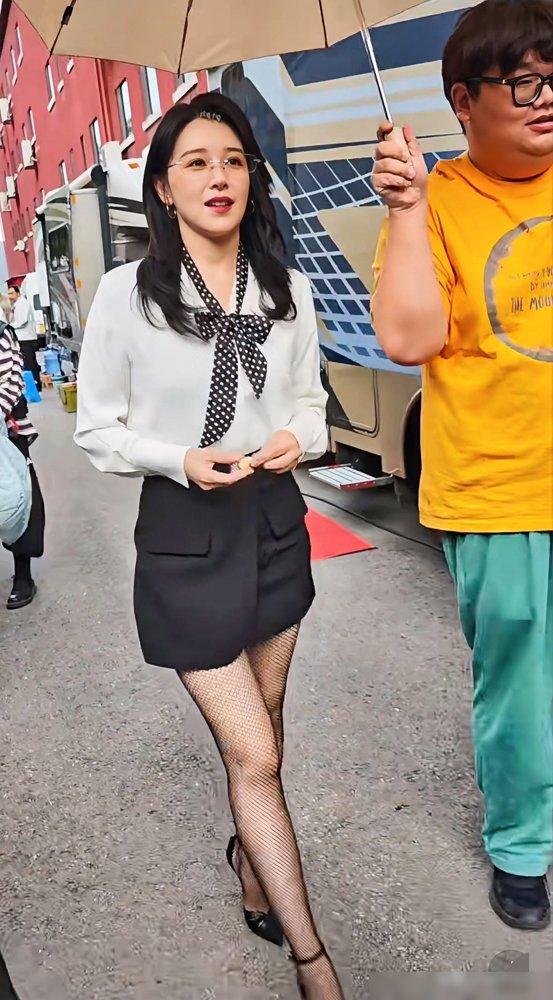 阚清子穿着白衬衫网袜眼镜往那一站，评论区直接炸了。
《林河谜案》路透生图，她演的是个狠角色，眼神里带钩子，又美又疯。这边悬疑剧还没播，那边《乘风2026》初舞台她全开麦唱《爱的代价》，唱到哽咽也不肯重录。
理由是“对其他姐姐不公平”。产后不到三个月，减重五斤，硬扛着上了台。倪萍劝都没用。
这女