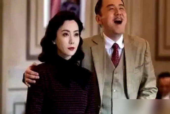拍吻戏前雷佳音当场问陈数：姐夫真不生气？
2018年拍《和平饭店》，雷佳音和陈数刚合作不熟，对方又是前辈，拍吻戏前紧张到放不开。李光洁还在旁边起哄，雷佳音连着NG好几次，尴尬到不行。
陈数特别淡定，直接跟他说：我老公也是演员，懂这是上班打卡，他支持工作。开拍前她对着镜子专心试口红找状态，导演连清