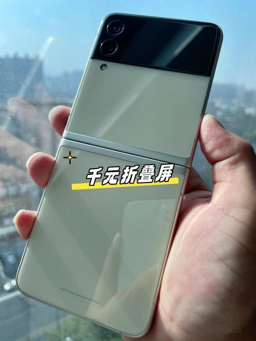 折叠屏手机越来越成熟，价格也降到千元档。 
大屏体验+便携性，是未来趋势。 
但铰链耐用性和折痕依然是痛点，期待技术突破。 ​