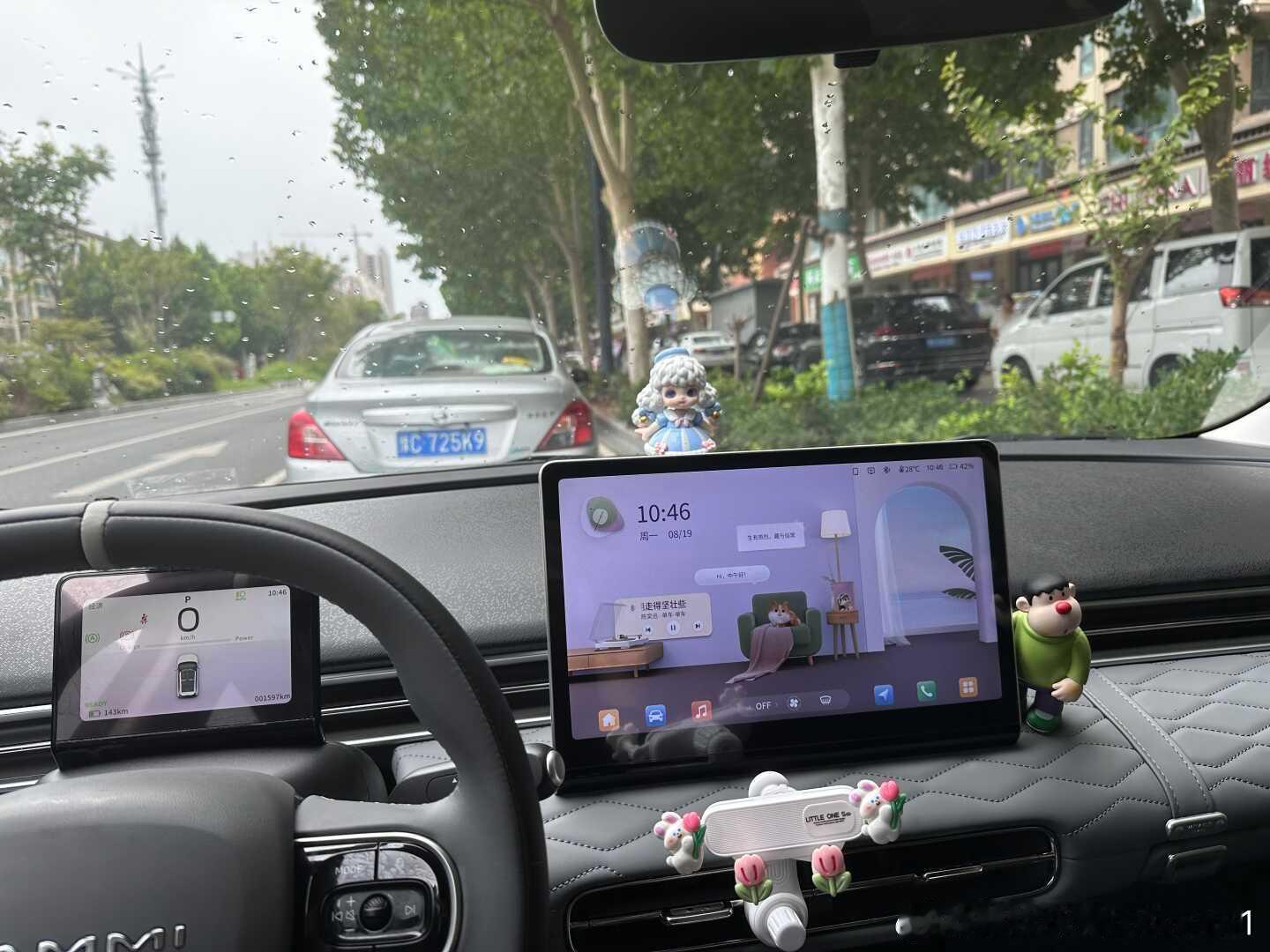 姐妹们！我真的要吹爆这辆东风纳米01！作为一个预算有限的打工人，能在5-10万区间淘到这样的宝藏车简直太幸运了！

记得当初选车的时候，我在油车和电车之间纠结了好久。试驾了五菱缤果、比亚迪海鸥、欧拉好猫这些热门车型，最后却被纳米01的颜值和性能直接圈粉！

最让我惊喜的是它的稳定性，虽然官方 ​