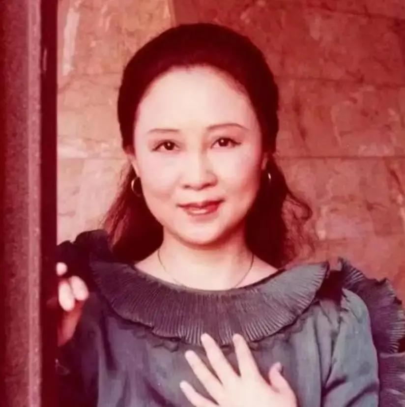 1964年，琼瑶离婚后，做了平鑫涛的情妇。平鑫涛的妻子哭着求她，把丈夫还给自己，琼瑶说：“也不是不行，我有一个办法。”平鑫涛的妻子听完那个办法后，当场晕了过去。
 
梧桐叶在风里轻轻落下。结束七年婚姻的琼瑶，带着三岁的儿子提着简陋行李箱，搬进城东一间小公寓。房间不大，她却用心收拾，书桌上摊着《窗外》