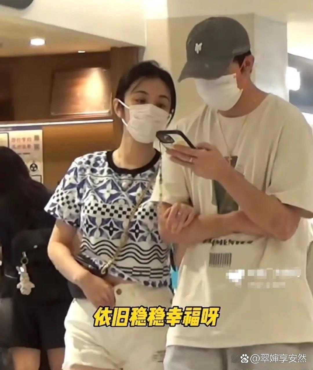 俞灏明⁠￼￼跟￼王晓晨⁠￼￼逛街被人撞见。王晓晨全程紧攥他的手，一直没松开，黏得厉害。 ​