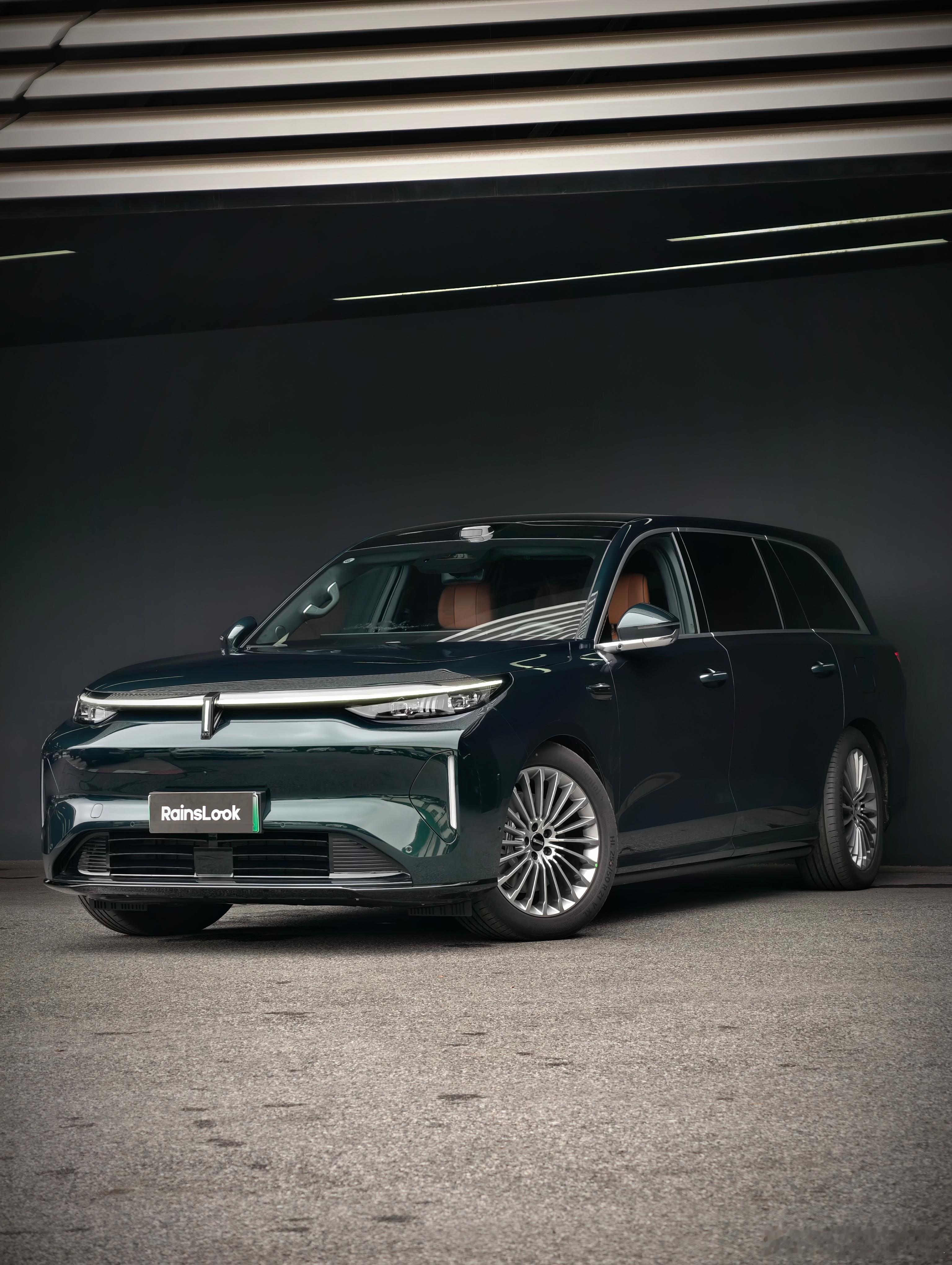 一车双轴距🚘WEY V9X
作为归元S平台首款旗舰六座SUV，提供两套车身规格，这一点是颇感意外，就像GLE的SUV和Coupe也是两种轴距，这个看似平常的设定其实需要额外增加大量的售前测试及研发投入
 
标准版车长5205mm、轴距3050mm，相较长轴车身更灵活一些，过弯的侧倾也相对好些
加长版车长5299mm、轴距3 ​
