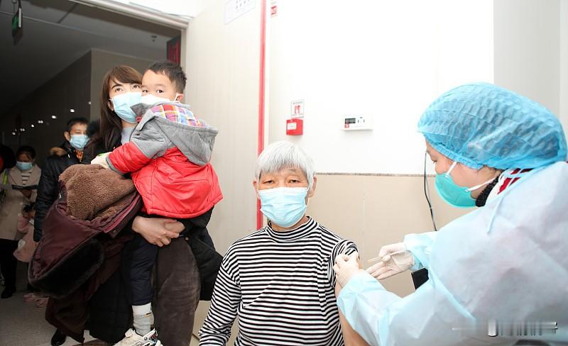 别等发烧才后悔！福州流感疫苗能打了？

核对：福州疾控确实发了提醒。入秋是流感“预备期”，老人、孩子、体弱者尽早打。

关键在时间差：抗体要2-4周才到位。现在种，正好赶在冬春高峰前护住自己，也少传给家人。

身边有家长拖到12月，孩子中招，全家折腾。防病最划算的，是提前一步。

古人说：上工治未病