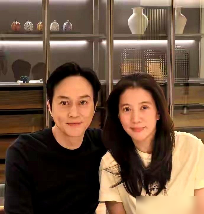 袁咏仪遗憾没生二胎，张智霖一句话救了场！
袁咏仪聊起这件事当场叹气，张智霖半开玩笑接话：那我找别人生，算你的。一句话把遗憾化成了玩笑，半分尴尬都没留。
他俩结婚几十年，一直是这种互怼式秀恩爱。张智霖天天吐槽袁咏仪爱买包，一听到又买包直接当场假装晕倒，逗得全场爆笑。
他也会偷偷记着你所有遗憾，悄