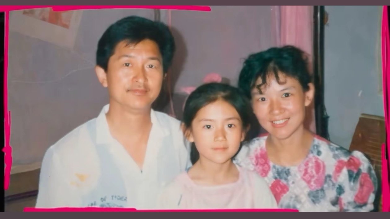 高颜值家庭
我们娜娜真的是从小美到大
美丽的娜娜何时发张自拍​