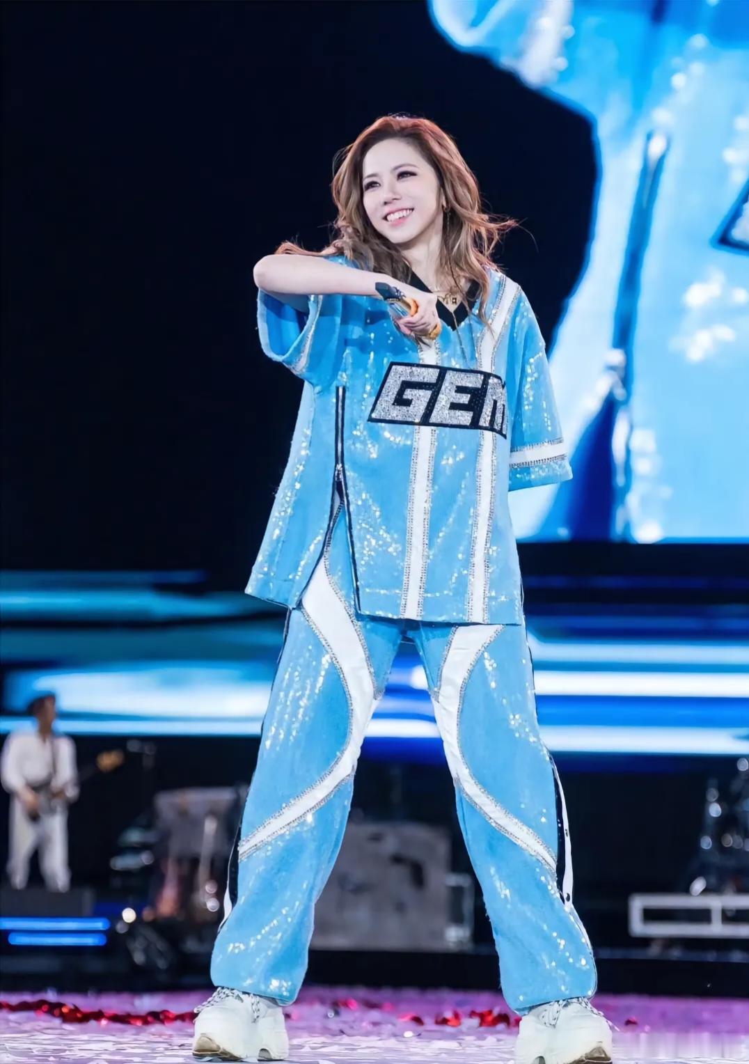 #邓紫棋##GEM邓紫棋#

清爽亮蓝色亮片套装✨
舞台上活力满满的邓紫棋，笑容灿烂又有感染力。
 
一身蓝闪套装自带星光，随性又飒爽。手握话筒，自在律动，每一个动作都充满元气。
热烈鲜活，气场全开，唱跳之间把现场氛围直接点燃。
 
是闪闪发光的舞台王者，永远被G.E.M的现场状态打动，自在发光，肆意 ​