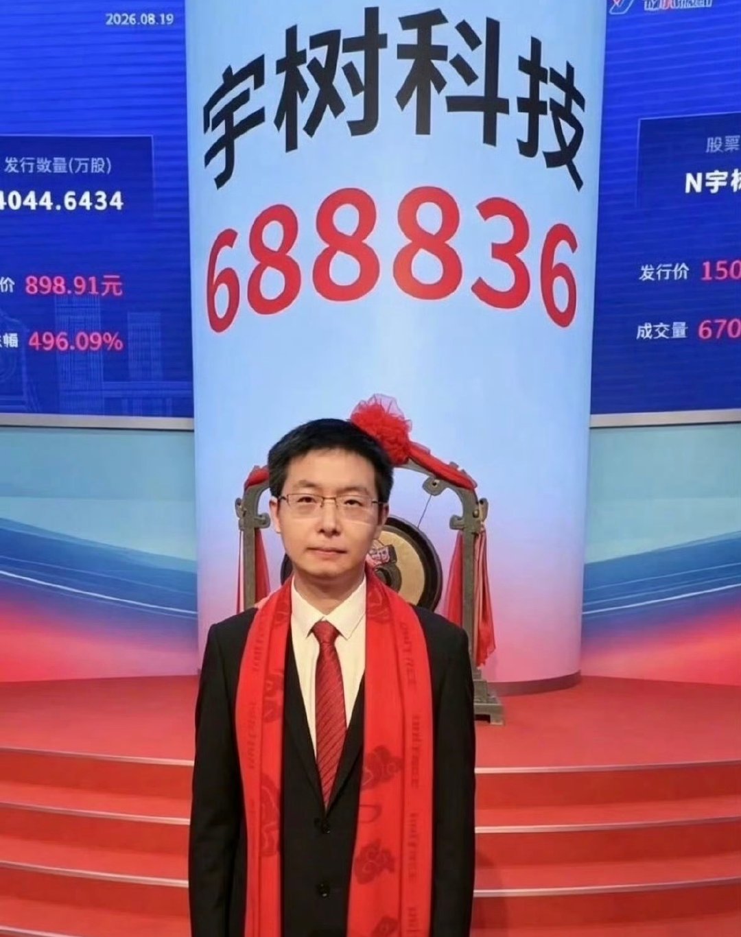#宇树股价正式腰斩#民用仿生机器人在国内存在一个悖论，如果允许使用，那它的功能一定不会很强，如果功能强大，那一定会被禁止民用。 ​