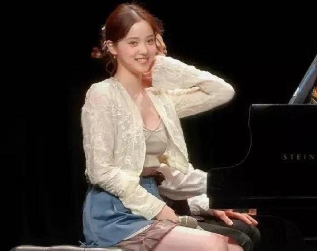 欧阳娜娜15岁演第一部电视剧，网友刷屏让她滚回去拉琴。25岁在北京国际电影节拉大提琴，央视新闻转了这条视频。中间隔了9年。
当年那顿骂，来得毫无缓冲
2016年6月，《是！尚先生》播出。欧阳娜娜演鹿小葵，一个职场新人。剧还没播几集，评论区就炸了。网友刷屏的留言包括“很久没有见过这么清新脱俗的智障”“