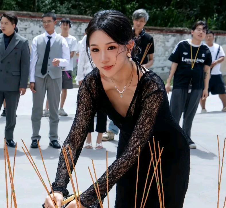 72小时杀青！小马云当男主还安排了吻戏？

咱实打实说，当年靠撞脸马云爆火的范小勤，现在成年直接跑去横店当短剧男一号了，新剧《财星下凡·团宠小少爷》三天开机就杀青，连他哥、表哥都进组凑阵容，网传还安排了吻戏，网友直接吵翻。

之前早有公开信息说他是智力二级残疾，不少人吐槽剧组纯纯薅流量羊毛，就啃大家