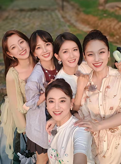 5位美女主持人同框，我认出了3个。前排是央视的“月亮姐姐”，她天生笑脸，眼睛一眨一眨的像月亮一样；后排右一是央视电影频道的蓝羽笑起来很甜，嗓音更甜；紧挨着的是资深主持人谢娜，曾经的“芒果1姐”，与何老师是经典搭档，如今很少出镜。左边两位“青春美少女”又是谁？看着很面熟，但叫不出名字，应该是后起之秀。
