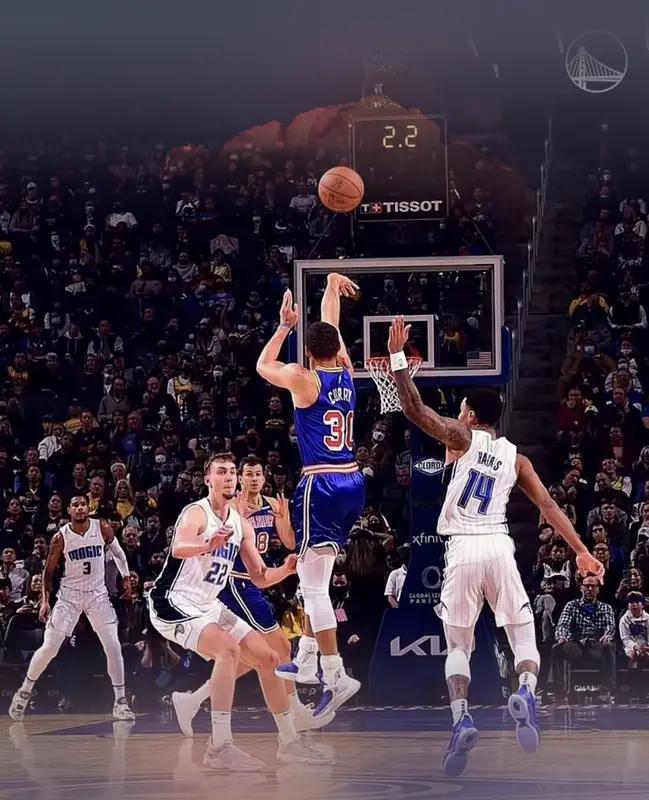 魔术在进攻端想取胜，有几个秘诀。首先得注重空间拉开。像魔术队里的三分...