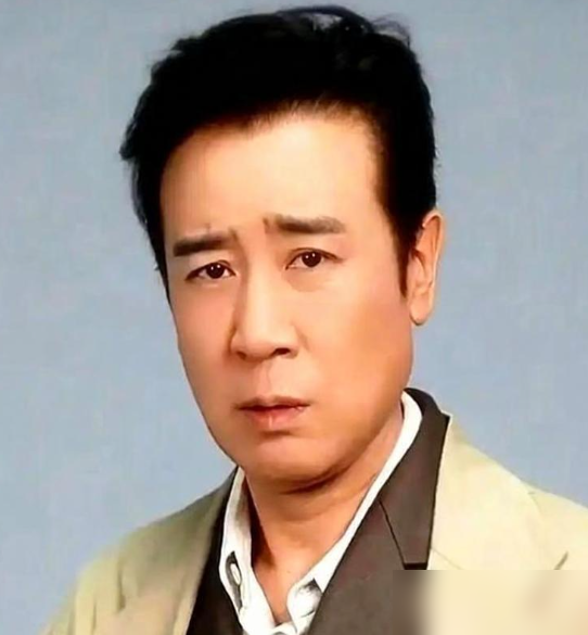 李雪健曾盯着于和伟说：你骨子里就适合演反派。
谁能想到，这个演活了曹操、拿捏了陈独秀的国家一级演员，当年穷到连学都上不起。
全靠大姐卖地、妻子倒贴，才把他硬生生托举进上戏，没长相没背景，他只能在剧组跑十几年龙套。
直到《历史的天空》里那个让人恨得牙痒痒的万古碑，他才算真熬出了头。
2021年