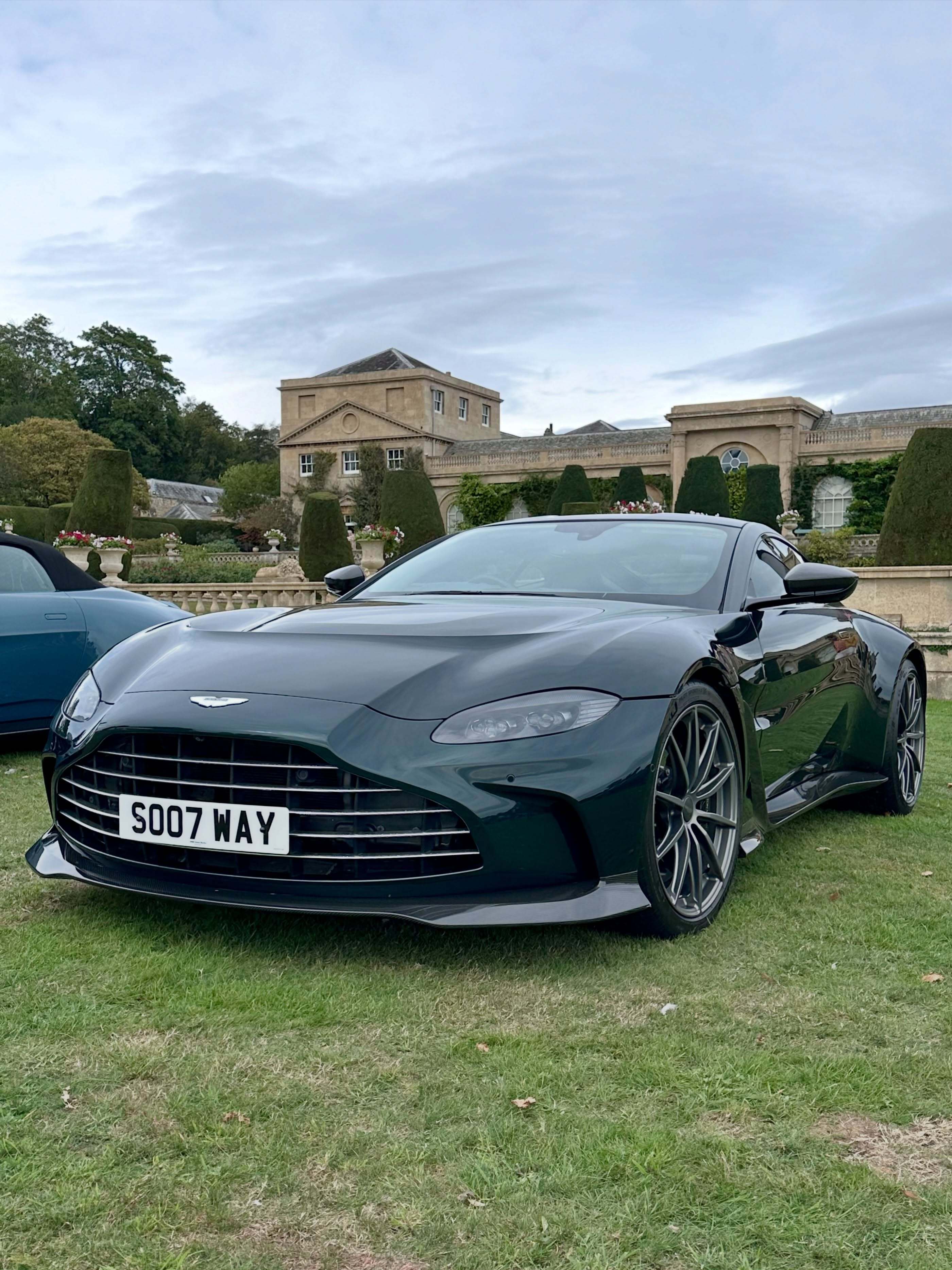 2024款阿斯顿·马丁 V12 Vantage，333台中的第209台。车身为彭特兰绿，内饰森林绿，配色灵感来自独一无二的阿斯顿·马丁 Victor！🔥

这台车选装取消了后尾翼，翼子板没有V12标识、车尾也去掉了阿斯顿·马丁英文字标……在一台野性十足的座驾上，这套配置显得低调又很有格调👏

#阿斯顿马丁[超话]# ​