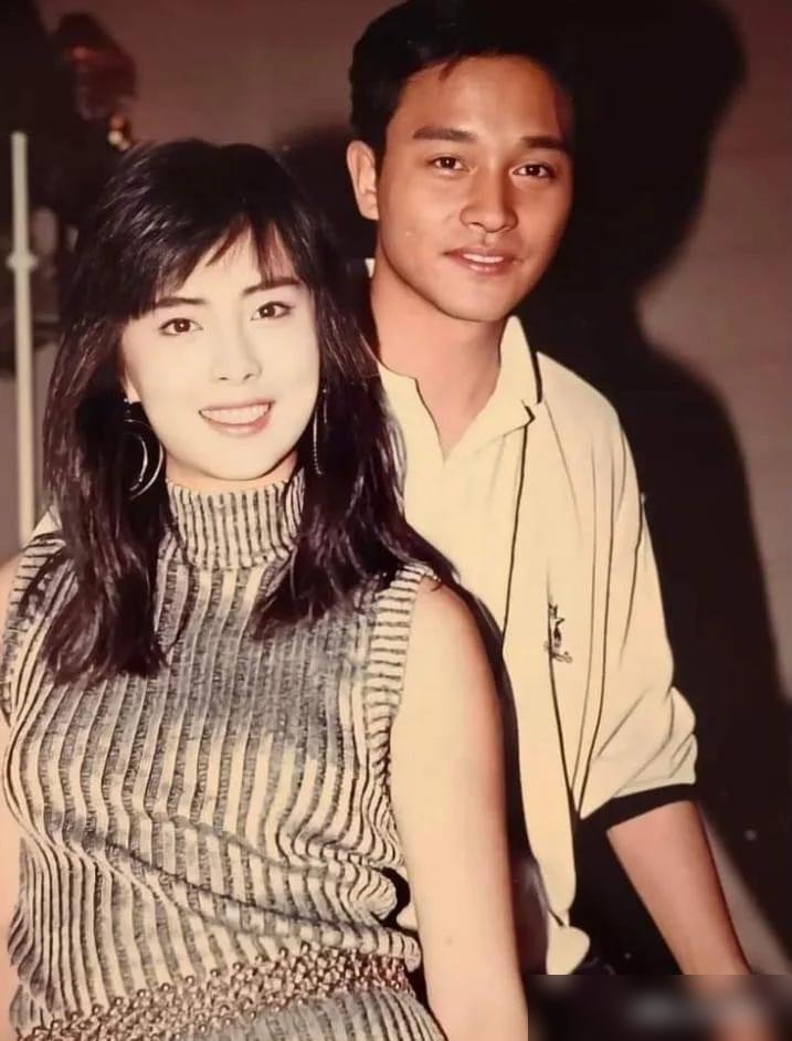 王祖贤舌吻梁朝伟，张国荣吃醋了1991年亚太影展颁奖礼上，张国荣和王祖贤同台颁奖，他当场向导演徐克“控诉”：拍《倩女幽魂3》时，王祖贤和梁朝伟有舌吻戏，为什么前两部自己没这待遇，还调侃“连祖贤的舌头都伸到梁朝伟嘴里了，太偏心”。他说《倩女幽魂3》里王祖贤和梁朝伟有舌吻戏，自己拍了前两部，连个像样的吻