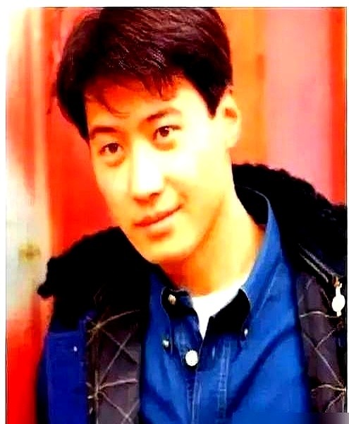 蔡康永问黎明：“你是不是不爱笑？”

黎明直接反问：“那你是不是很爱问这种无聊的问题？”

全场爆笑，擅长用“温柔一刀”挖坑的蔡康永当场被噎住。

问为什么不上综艺？黎明说“我家电视坏了”；问平时怎么保养？他回“不照镜子”。句句没逻辑，但句句让人接不住。

只要你顺着解释“我其实挺爱笑”，就彻底掉进