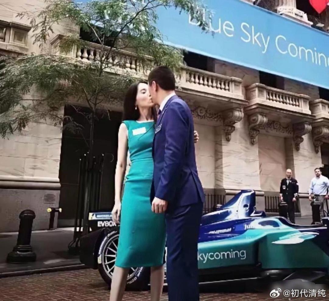 蔚来汽车的老板和老板娘也算是郎才女貌 ​