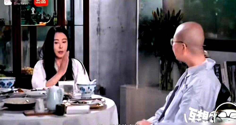 骗了大家20年的苦情戏，王祖贤亲口撕碎了。

根本没有什么被男人伤透心连夜逃离。真相是，28岁拍完青蛇，她看着天天怼到脸上的长枪短炮，只觉得反胃。

15岁进圈，被人盯了十几年。2004年拍完最后一场戏，她头也不回直接走人。如今在温哥华开起艾灸馆，跟李诞碰面唠嗑时，松弛得就像胡同口乘凉的大姐。

别