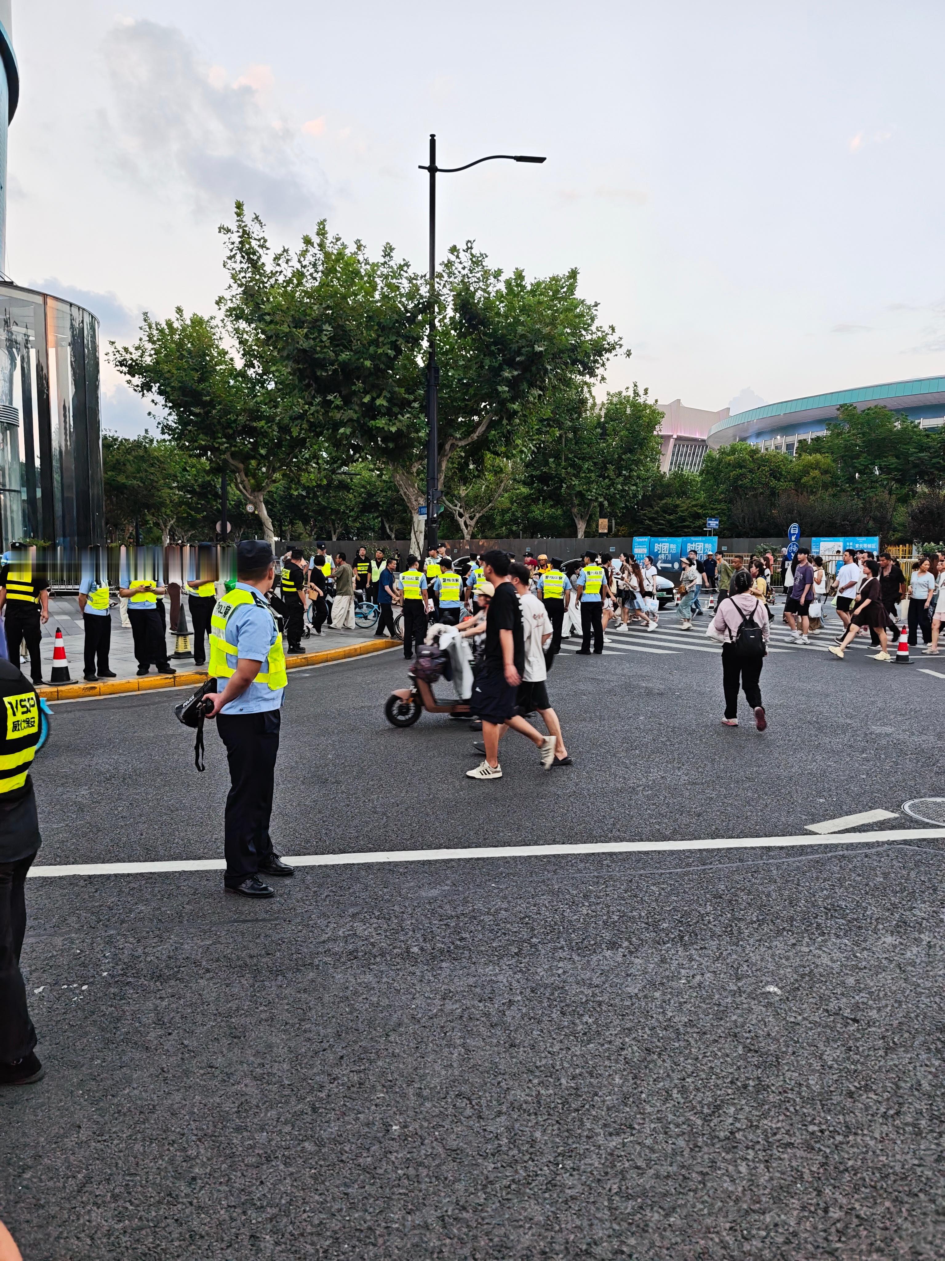 出去吃饭看到一排👮‍♂️👮‍♀️ 然后一问才知道是时代少年团在开演...