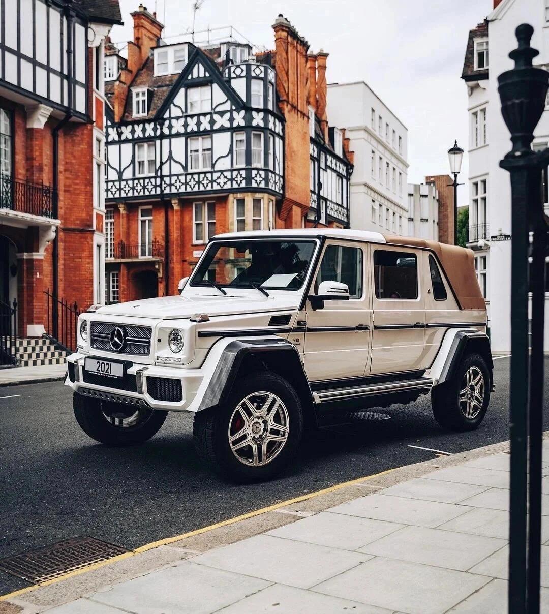 迈巴赫G650Landaulet全球限量99台，售价高达人民币:1890万元，其6.0V12双涡轮引擎爆发出630马力，推动2.2米高车身6秒破百