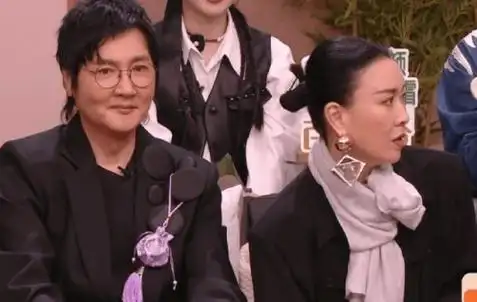 《披荆斩棘2026》直播里，孙楠一开口全场笑翻，把那英打电话邀他来节目的名场面还原得活灵活现。
他捏着嗓子模仿那英直爽又热情的语气，那句“你去吧，很好玩”的标志性腔调，连熟悉那英的老观众都直呼“简直一模一样”。两人同为谷建芬门下弟子，相识三十多年，这份“被老友忽悠上综艺”的互动，没有半分生疏客套，全