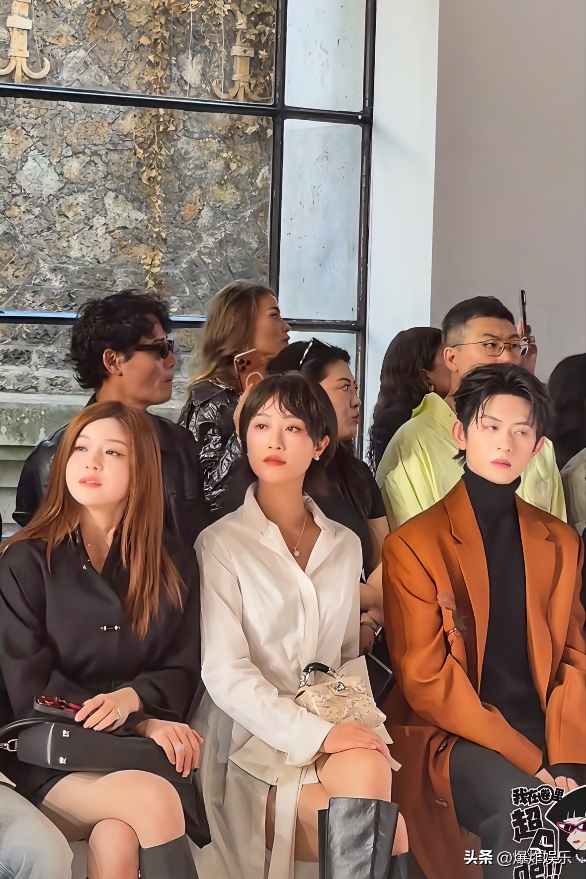巴黎看秀同框，
蓝盈莹气质碾压陈妍希！

巴黎时装周看秀，蓝盈莹和陈妍希紧挨着坐在一起，生图的对比真的很直观。
蓝盈莹穿一身白衬衫搭配黑色长靴，短发看着很利落，坐姿端正，往那一坐气质很不错。
旁边的陈妍希一身黑色穿搭，弯腰驼背的，身子一直往前靠着，体态看着不太好。两个人挨在一起同框，一眼就能看出差距