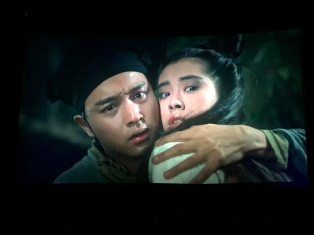 22年啊！
王祖贤隐退之后第一个访谈，光&34;22年&34;这三个字，就够我们安安静静坐下来看完了。

她聊起演员生涯，说那段日子特别快乐，还提到了张国荣——她第一部戏的男主角。&34;我在片场喊他哥哥，他很照顾我。&34;就这一句，直接戳中泪点。

更绝的是，她现场要看李诞的舌苔，看完直接来一句&34;你湿气很重&34;。

哈哈