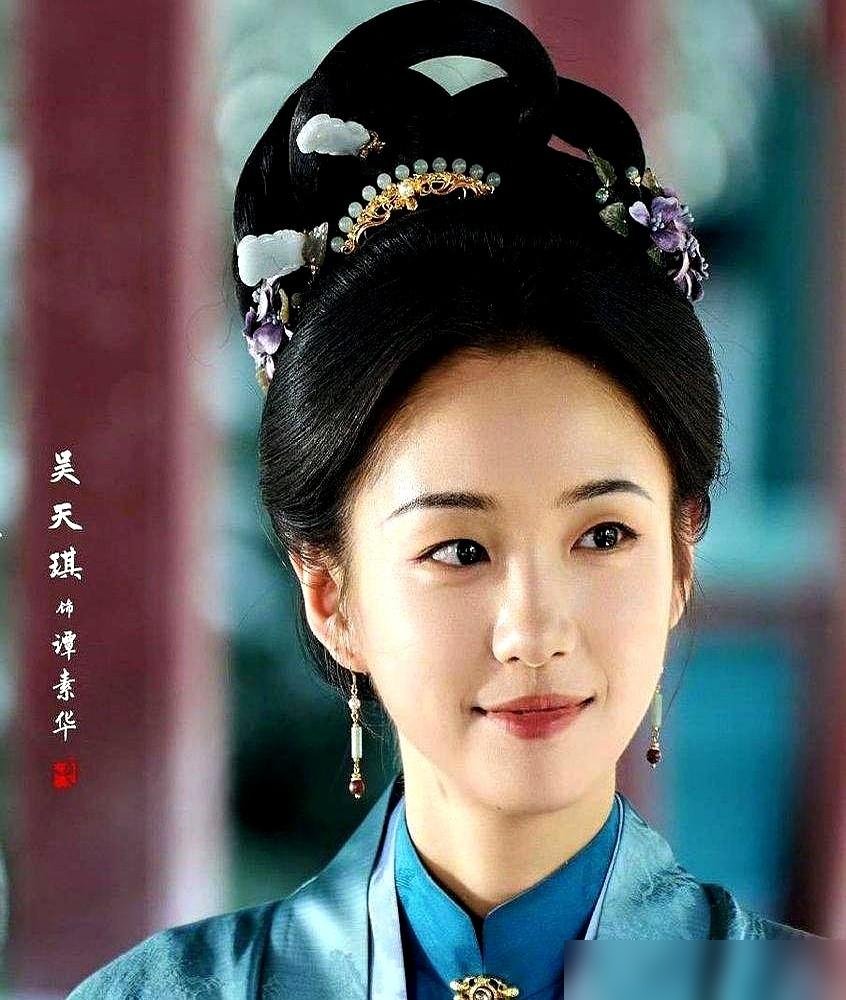 47集大剧，有人戏份多到爆，观众愣是记不住她长啥样。
《兰香如故》收官了，谭松韵刘学义的热搜没断过。可里头有个配角谭素华，戏份真不少，前前后后串了好几场关键戏。结果呢，弹幕里全是“这谁”“刚出场吗”。
反观那个端茶的小丫鬟，统共没几个镜头，就一句“姑娘，茶凉了”，观众全记住了。那眼神，怯生生的又