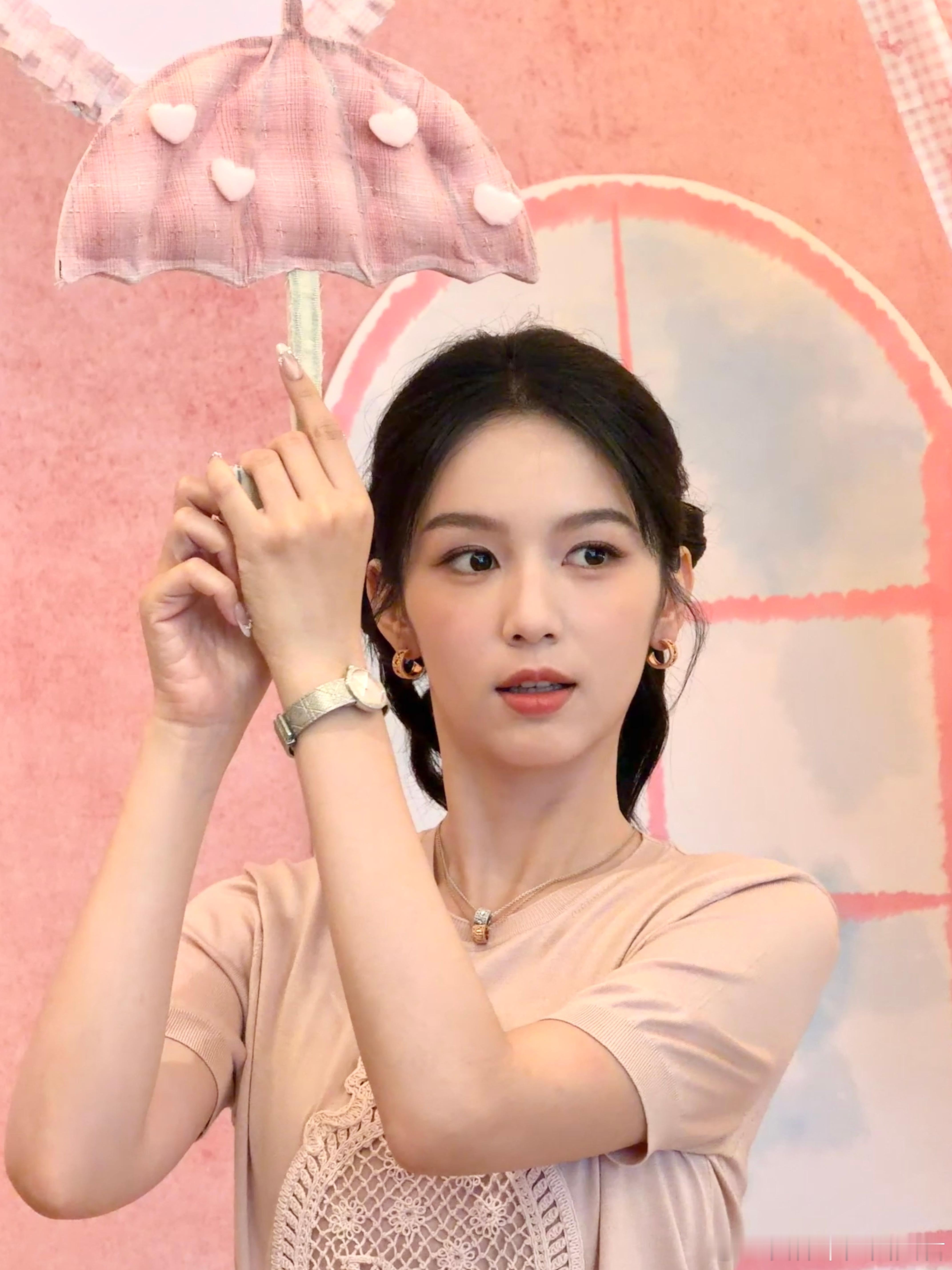 谁懂啊家人们！周也这组live图的托脸动作也太萌了吧！双手托着脸颊，眼...