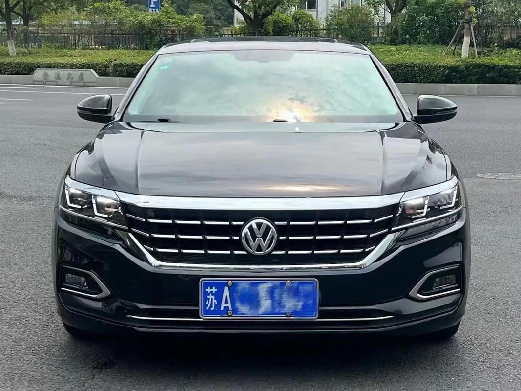 帕萨特330TSI：接客户更看重后排
2020款帕萨特330TSI精英版，我今年9.2万买下，表显7万公里。工作偶尔接客户，我挑的是黑色素车和完整保养记录；检测时翻了地毯、看安全带根部，还核对了出险与过户次数。
2.0T低功率配湿式双离合，动力够，后排腿部空间是我选它的主因。提车后换机油、变速箱油和