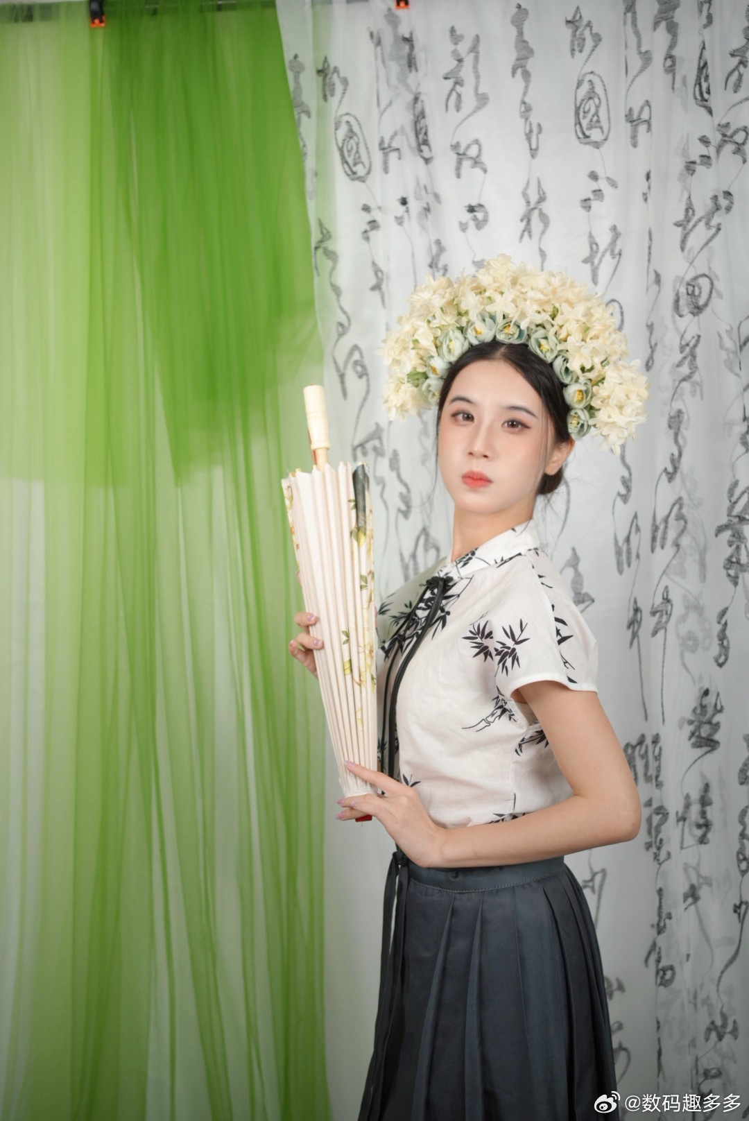 清风脱俗的典雅美女打卡清风扇的典雅美女，这复古感太对味了美女总工会