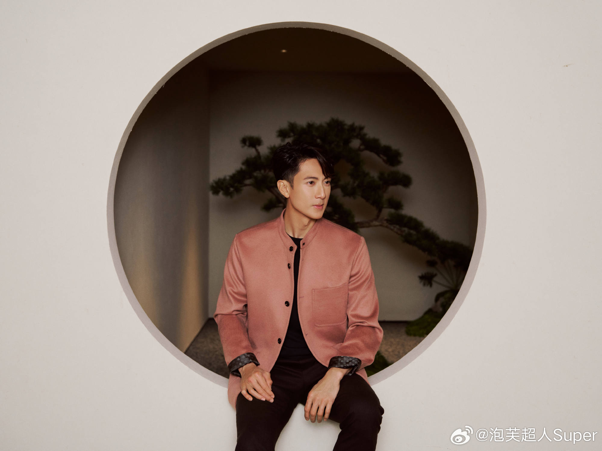 救命吴尊在巴黎也太有豪门贵公子那味儿了吧 从古堡里缓步出来的瞬间直接氛...