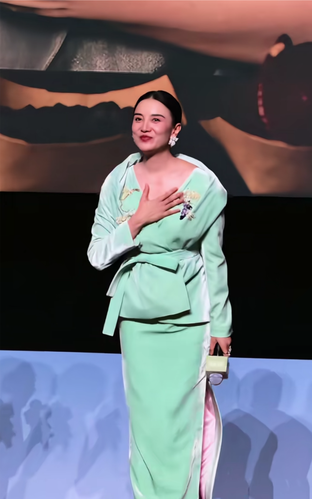 宋佳出席上海活动，穿着一身绿色裙惊艳亮相，高挑的身材，红光满面，扎着低丸子头，一对蝴蝶形耳环，显得她更加高贵大方的气质。