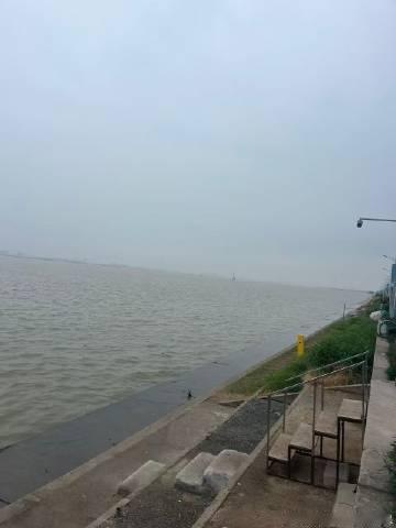 选一个晴转多云的日子<br />奔赴碧海微风，偶遇绵绵小雨<br />...