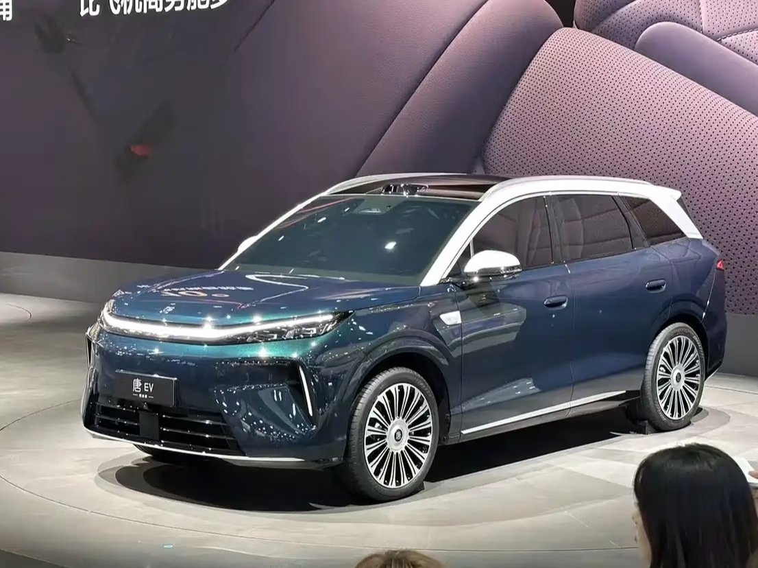 比亚迪第三代唐，定位是大五座SUV，一眼看过去屏幕真的改了很多，终于不是之前的雅迪屏和悬浮中控屏了，一块35.4寸的远端星环屏,一块30寸的全景巨幕屏，是第三代唐的最新设计，目前只给到了第三代唐[doge] #我和汽车的日常##微博兴趣创作计划# ​