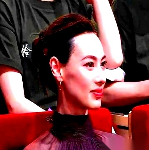 2011年刚开春，23岁的梁洛施直接发出一纸声明，宣布与李泽楷和平分开。
此前李嘉诚刚给长子赐名“长治”，第二年她又添了一对双胞胎男丁。
外传的那笔天价分手数字被当事人直接否认，声明里只写着孩子共同抚养。
当年这份声明一出来，香港不少八卦周刊都在冷嘲热讽，觉得她连生了三个儿子也没能换来一张喜帖，豪门