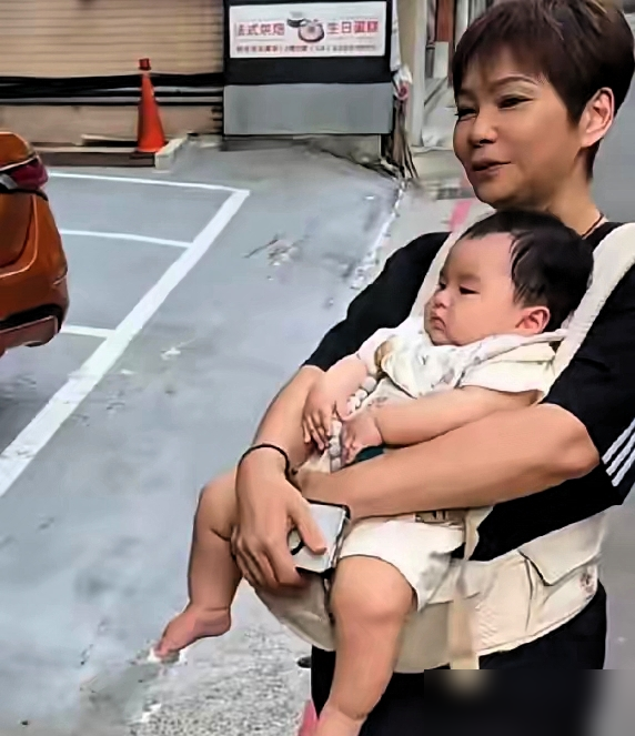 汪小菲当众从马筱梅手里夺下酸辣粉，就为说一句娶她不是让她来干活的。这话搁以前，谁敢信。
深圳麻六记开业，现场起哄让马筱梅带货。汪小菲脸一沉，直接把人往身后拽。转头带丈母娘吃饭，全程堆笑，鞍前马后。张兰直播间里更是把儿媳妇夸成了花，品质好，能干，还补一句汪小菲找到爱了。
外人盯着阶层差距嚼舌根，说