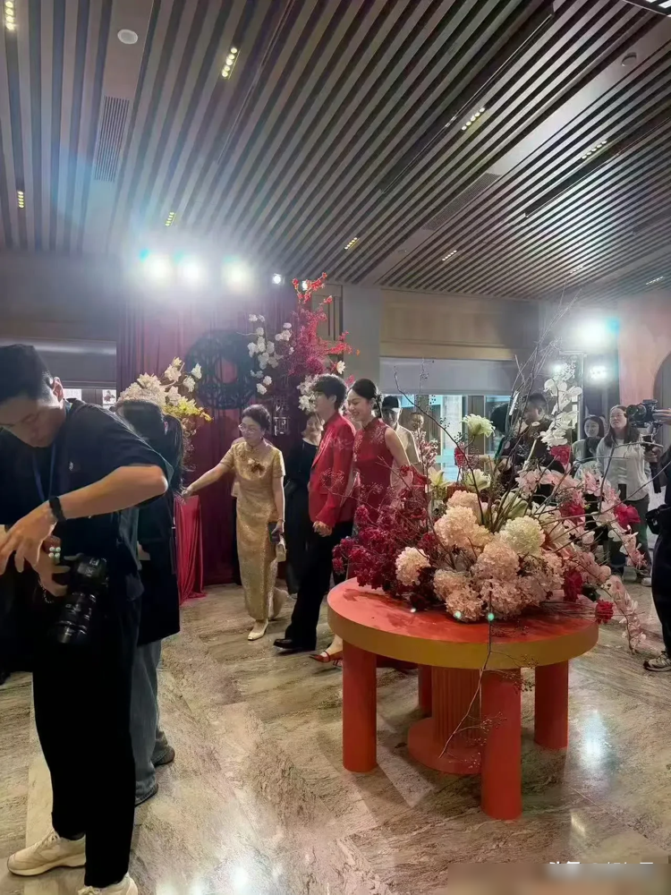 网传的普通酒店婚礼照是假的，但婚是真的，就在9月19日晚上八点半，许嵩自己把草原婚纱照甩出来了，配文就一句写到了新的一章。这操作太许嵩了。之前深圳海边完婚传得满城风雨，连张糊图都没有，他和冯禧愣是一声不吭，工作室也装死。所有人都以为要冷处理，结果人家选在9月19日20时26分，两人账号同步发文，一秒