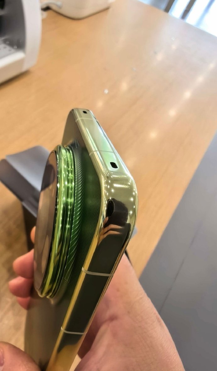 华为 Mate90 现身线下
三款配色被拍了个正着

绿色的纹理背板
是全场关注的中心
紫色的优雅、红色的明艳
也各自收获了不少目光

圆形镜头模组稳居背部
拿在手里就是气场
就等正式发布了 ​