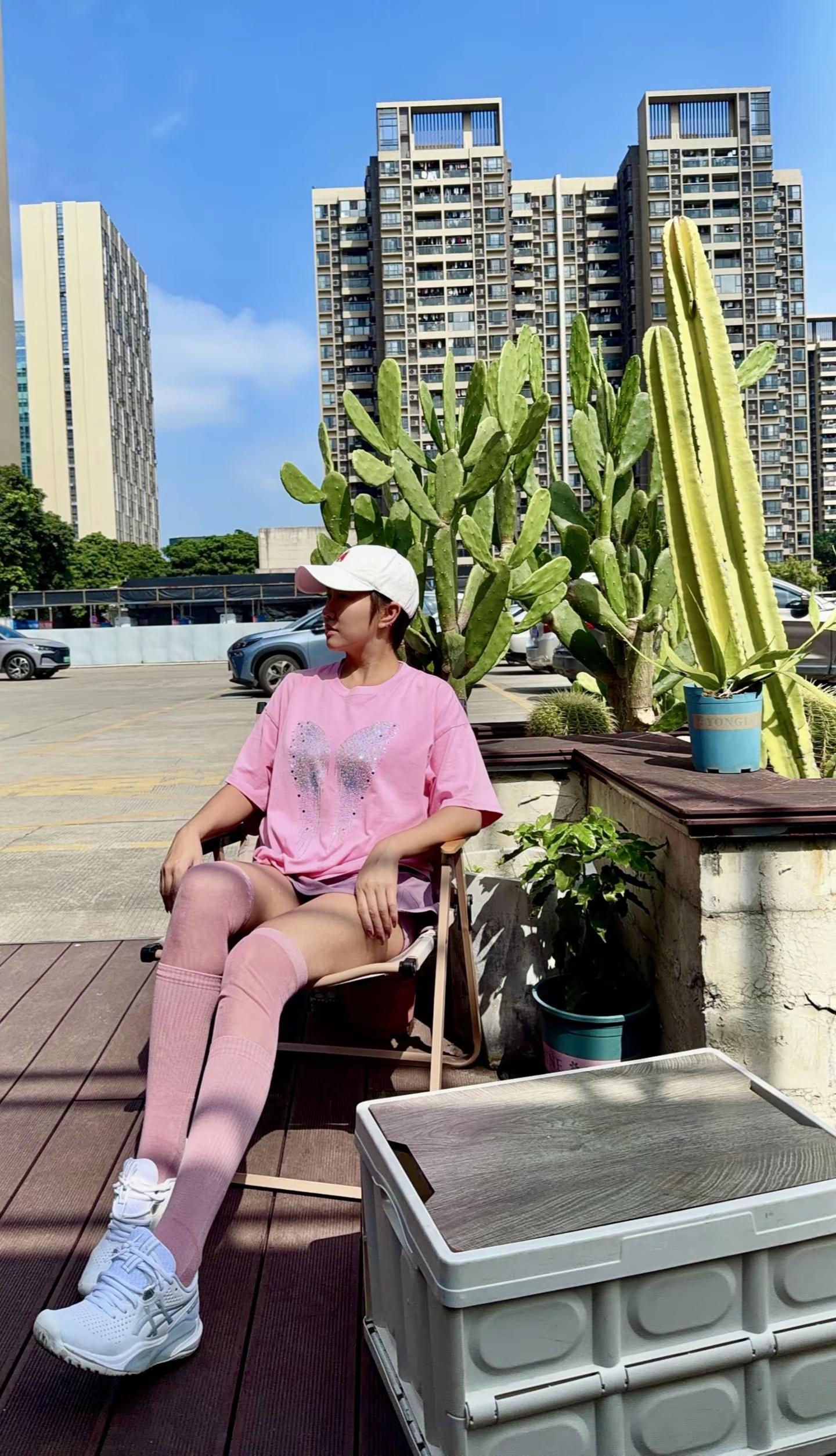 人生不止一个方向🧭我野蛮生长，是自己的月亮🌙风华正茂的年纪还是好好爱自己❤️