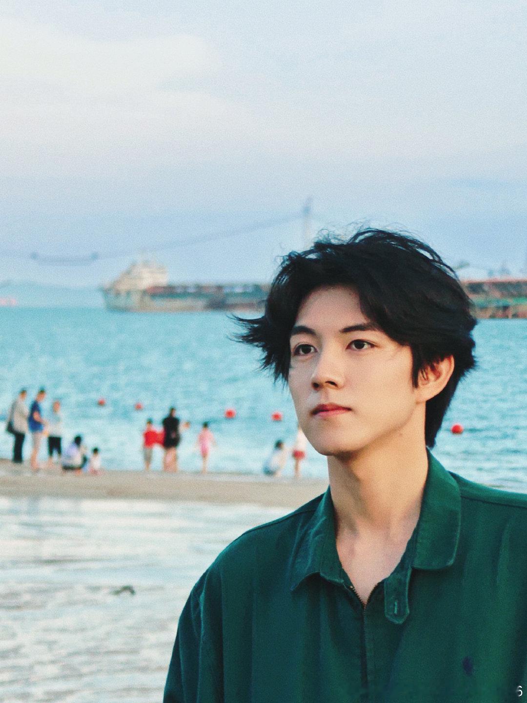 #赵一博[超话]#🌊#赵一博ep先行曲迷雾派对# 🌊#李若桃金秋挚友赵一博# 

愿你在这个薄情的世界里，深情地活着，被温柔以待，也被自己宠爱如初。

​