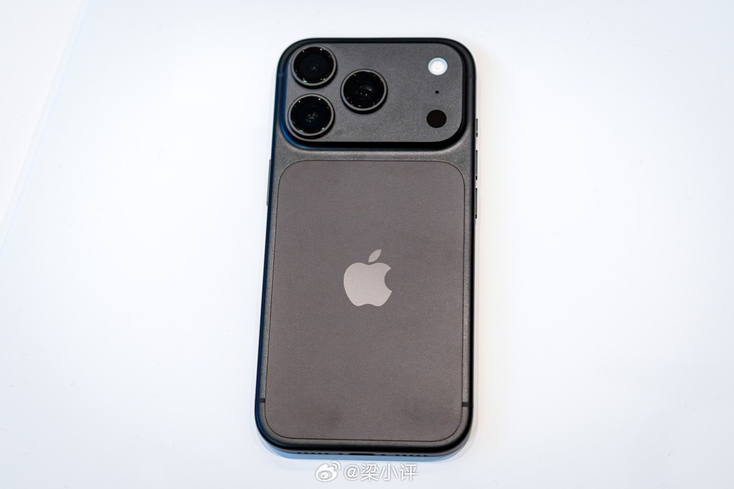 据说 蓝色iPhone18Pro更抢手！从目前来看，黑色和红色太深沉了，白色和iPhone 17 Pro又差不多，蓝色确实清新淡雅，也知道你换了新手机[doge] ​