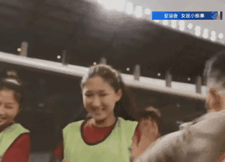 亚运女足三战，中国女足五破菲律宾，以一甲出线。前锋王妍雯，年廿七，独中三元。终场哨响，含笑对镜，作戴帽之状（下图所示）。（完）
中国女足5-1菲律宾，小组头名出线！王妍雯帽子戏法