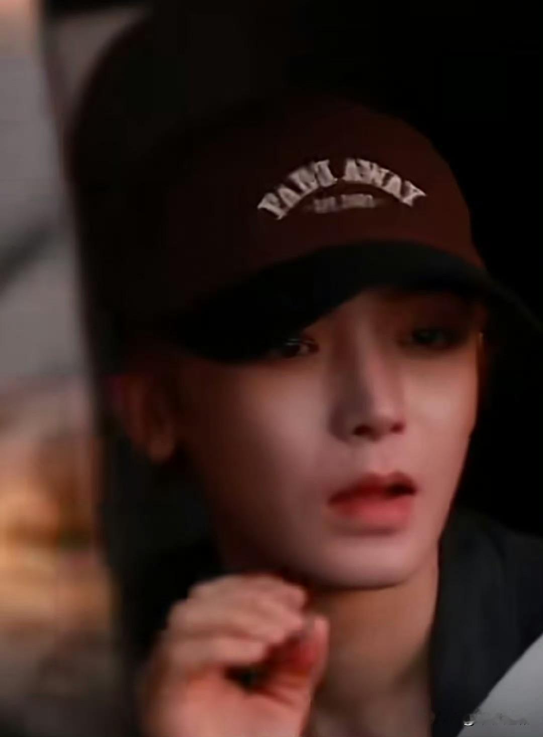 谁懂啊！困到睁不开眼还坚持饭撒的侯明昊🥺
 
真的被侯明昊可爱又真诚的样子狠狠戳中！！
最近刷到他的路透真的又心疼又好笑，肉眼可见的超级疲惫，浓重的黑眼圈格外明显，整个人困到眼皮都耷拉着，眼睛几乎快要睁不开，疲惫感根本藏不住，一看就是连轴转高强度工作，熬了太久的夜。
 
但最戳