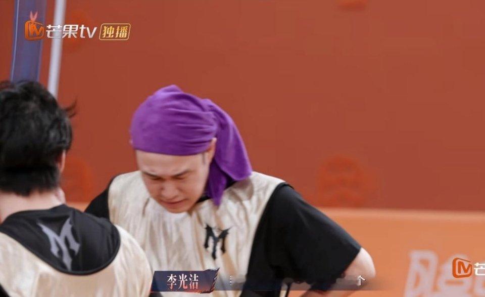《披荆斩棘2026》小沈阳完美诠释“美强惨”，初舞台第一，却命运坎坷
《披荆斩棘的哥哥2026》看到现在，我发现节目里最正宗的“美强惨”，非小沈阳莫属。

别人来参加综艺是圈粉涨热度，轻松组队，还能拿到优质曲目，只有小沈阳从头到尾踏踏实实兑现了节目的名字——披荆斩棘。

明明拥有天花板级别的 ​