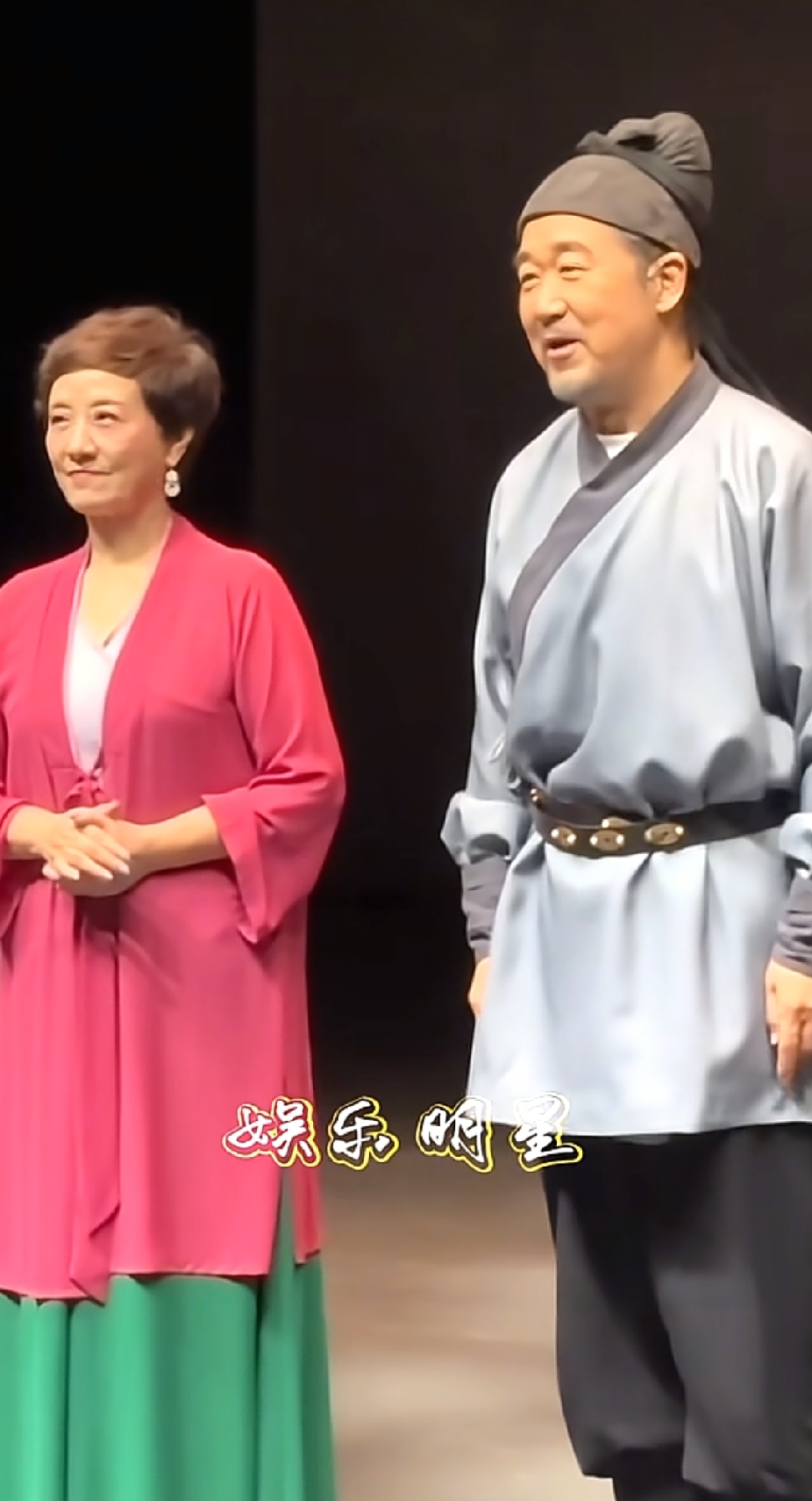 张国立携妻子邓婕亮相话剧《我爱桃花》香港演出现场，邓婕脸上也添了岁月的痕迹，险些让人没认出来——她年轻时可是圈内公认的大美人。张国立同样不复当年模样，但始终挂着一脸和善笑意，看着格外有亲和力。这对夫妻都是实打实的老戏骨，换上戏装同台献艺，夫唱妇随，满溢着旧日时光的怀旧气息。
演技自然没话说。邓婕塑造
