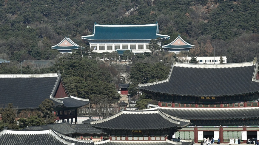 伊朗这次发声正告韩国，最有意思的不是放狠话本身，而在于严正声明的警告方式。

近期，伊朗外交部发言人巴加埃直接用韩文发帖，提醒韩国不要向霍尔木兹海峡派兵，也不要参与相关军事行动。这个细节很关键。用韩文，不是给国际社会看的，而是直接对着韩国舆论喊话。意思很明白：别以为躲在政府表态后面就没事，韩国老百姓