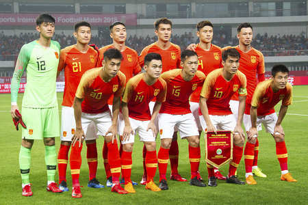 微头条（496字）
 
今天，中国男足亚运队踏上赛场，向着亚运会决赛的名额发起冲击。
 
这支年轻队伍一路过关，闯进半决赛，已经创造了不错的成绩。队伍里大部分球员都是U23年龄段，搭配几名经验丰富的超龄球员，在之前的赛事稳住了节奏。小组赛的对手实力不弱，球队稳扎稳打，守住防线，顺利拿到出线资格。八强